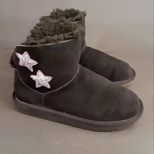 UGG- KOOLABURRA Kids Star Mini Boot, Black, Size 2K.